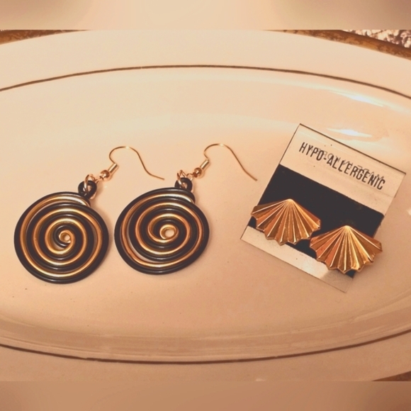NEW Gold and Black Spiral and Gold Fan Earrings Set E1P54/5 - Picture 1 of 7